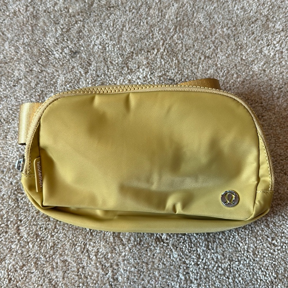*SOLD*Lululemon Everywhere Belt Bag ( ONE SIZE )